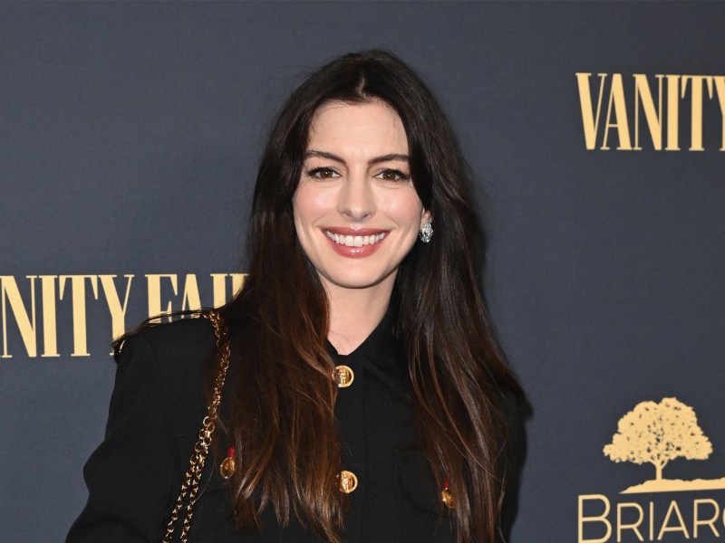 Dei Schauspielerin Anne Hathaway l&auml;chelt in die Kamera.