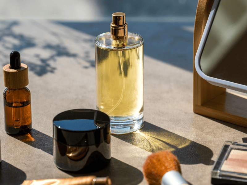 Beautyprodukte im Sonnenlicht.