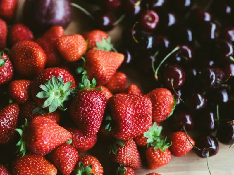 Kirschen neben Erdbeeren