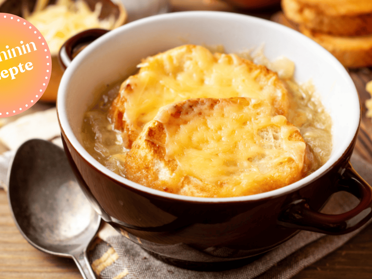 Französische Zwiebelsuppe mit Käse überbacken