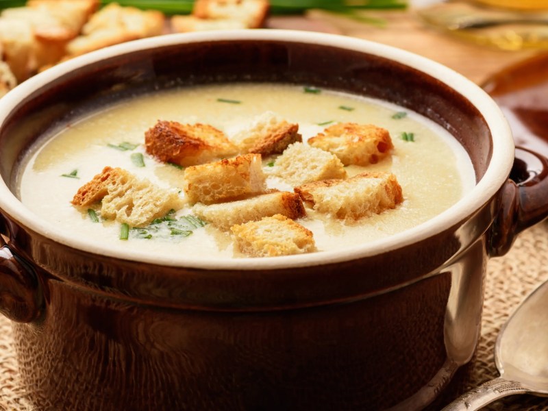 deftige Käse-Bier-Suppe mit Croûtons aus Laugenstangen