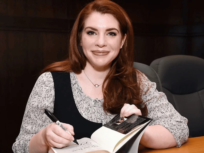 Stephenie Meyer signiert ihr Buch Twilight.