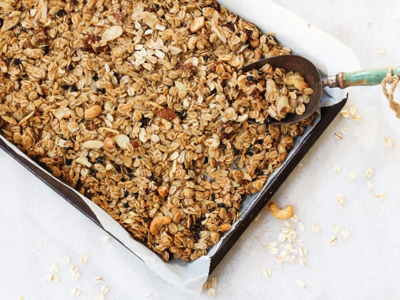 Selbst gemachtes Granola auf einem Backbleich