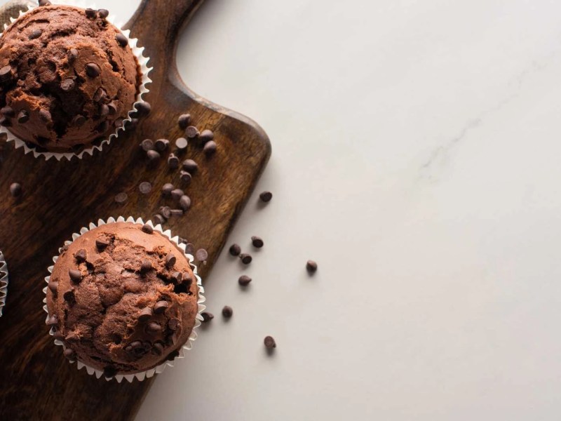 Schokoladenmuffins auf einem Holzbrett