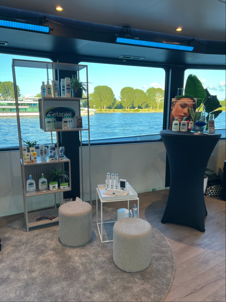 Stand auf der MS Rhein Harmonie von Cetaphil.