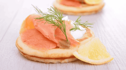 Blini mit Lachs und Sauerrahm.