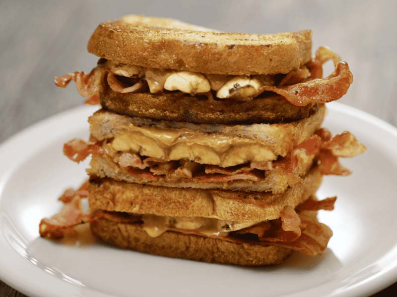Elvis-Sandwich auf wei&szlig;em Teller.