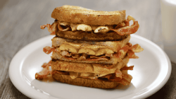 Elvis-Sandwich auf wei&szlig;em Teller.