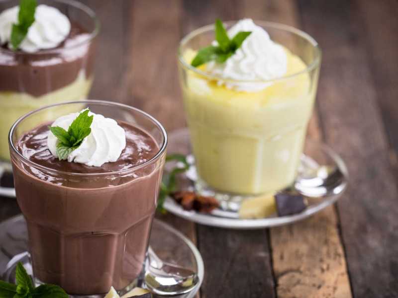 Zwei cremige Puddings, Vanille und Schokolade, als Beispiel für schnelle Nachtisch Rezepte.