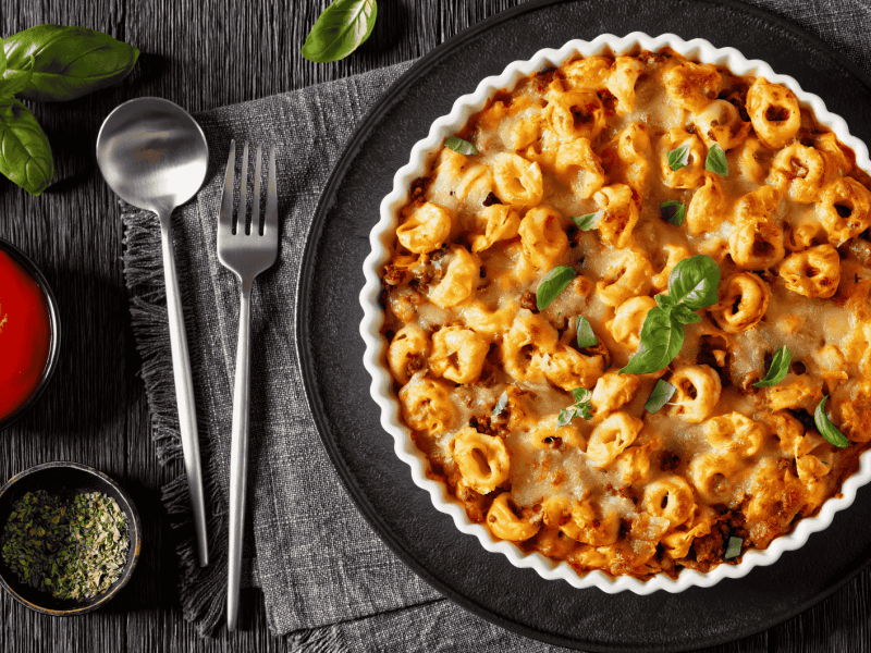 Tortelliniauflauf mit Basilikum und Tomatenso&szlig;e.