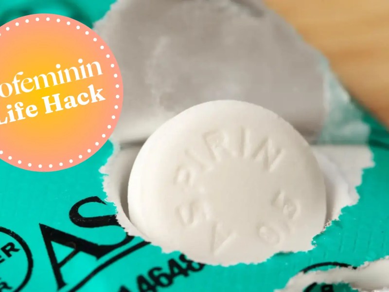 Nahaufnahme von Aspirin-Tabletten und das gofeminin Logo