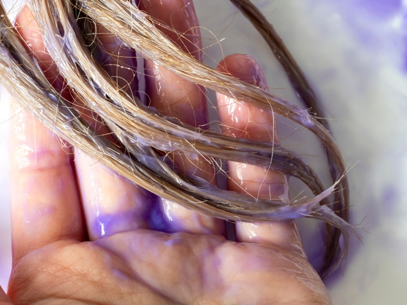 Haare werden mit Silbershampoo gewaschen.