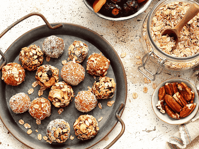 Selbstgemachte Energy Balls mit Zutaten.