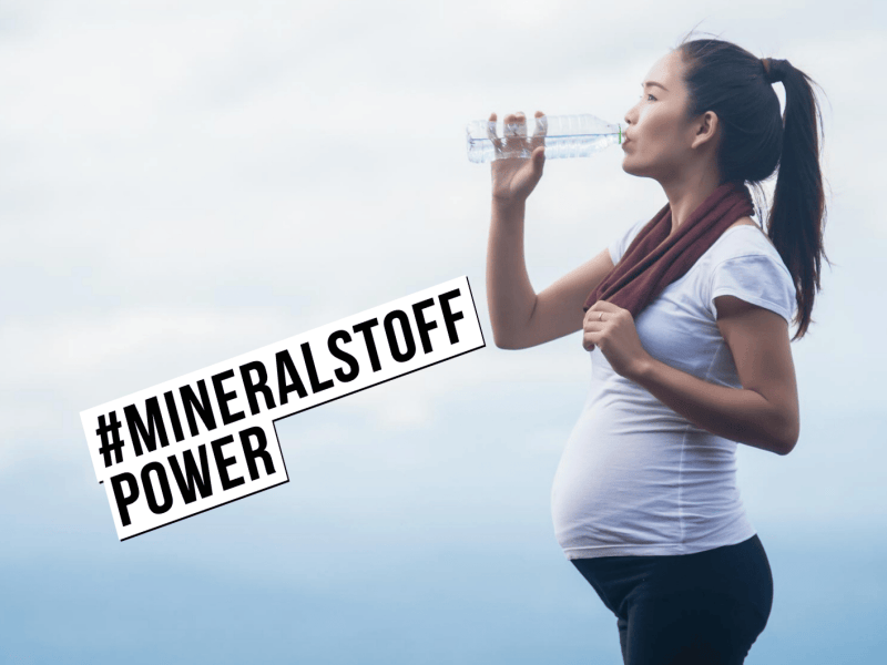 Schwangere beim Trinken nach dem Sport als Symbol f&uuml;r einen ausgeglichenen Fl&uuml;ssigkeits- und Magnesiumhaushalt.