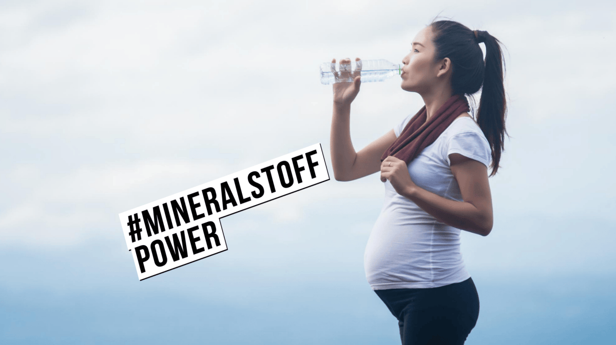 Schwangere beim Trinken nach dem Sport als Symbol für einen ausgeglichenen Flüssigkeits- und Magnesiumhaushalt.