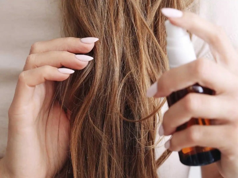 Haaröl wird in die Haare gegeben