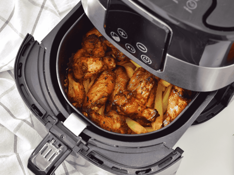 Aifryer gefüllt mit Pommes und Hähnchen.