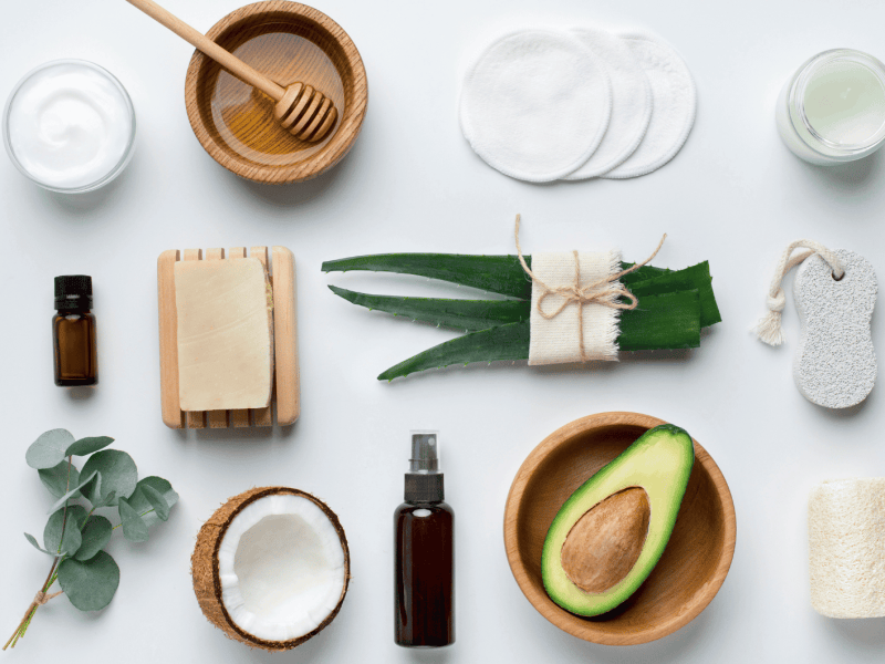 Flat-Lay-Aufnahme von natürlichen Spa-Kosmetik-Inhaltsstoffen, bereit für die Hautpflege, auf weißem Hintergrund