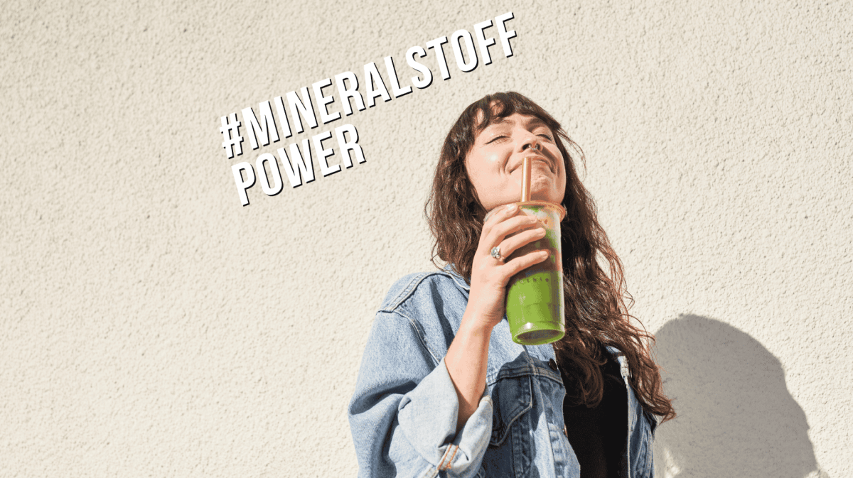 Frau mit grünem Smoothie als Symbol für Achtsamkeit und ein funktionierendes Immunsystem.