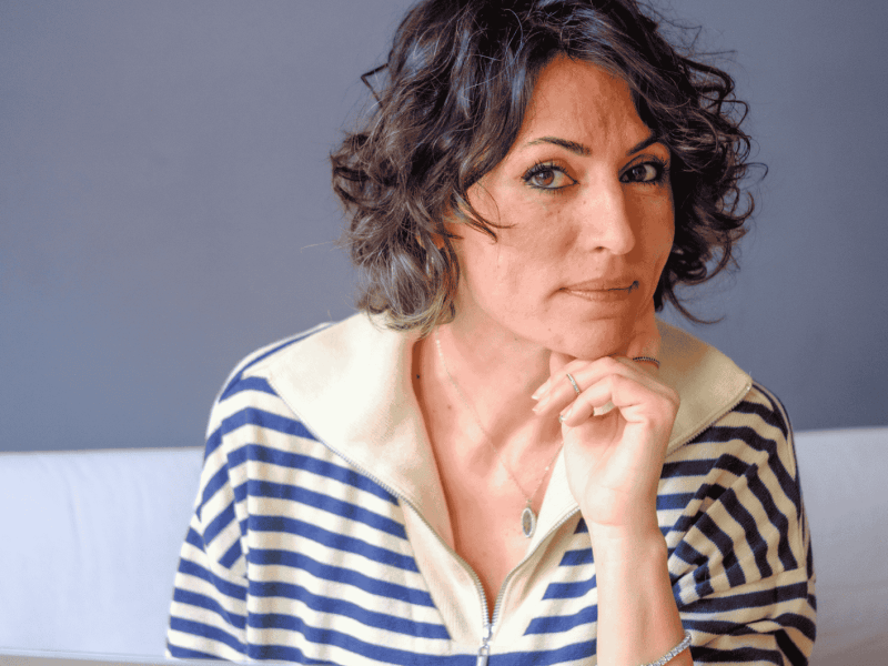 Frau mit 40 blickt ernst