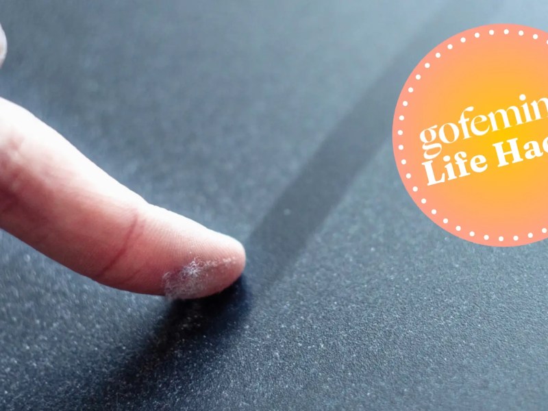 Nahaufnahme eines Fingers, der &uuml;ber Staub wischt und gofeminin Logo