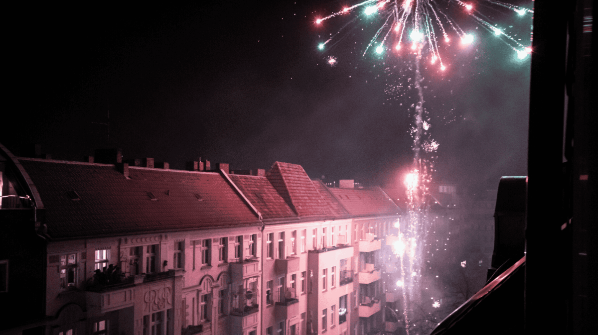 Feuerwerk von Balkon aus in Innenstadt.