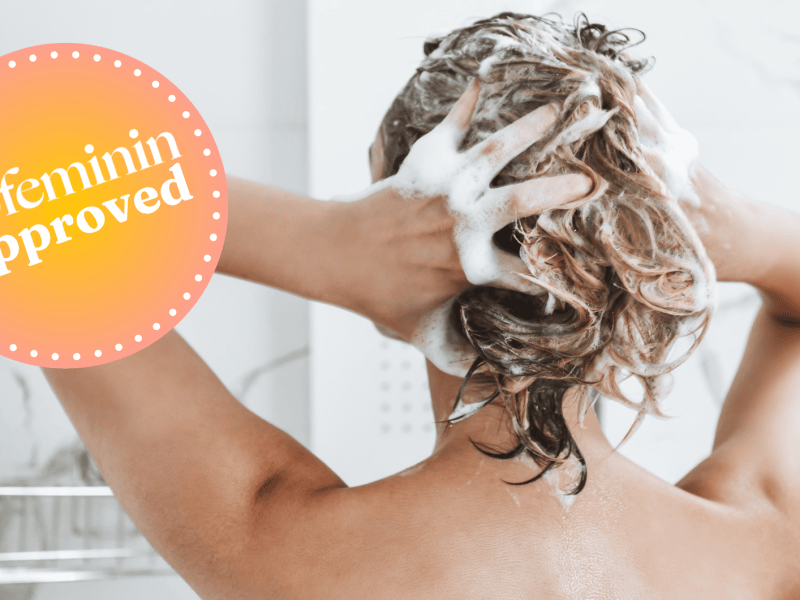 Frau wäscht Haare als Symbolbild für Shampoo gegen Haarausfall im Test