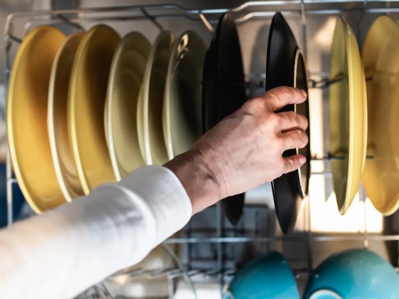 Spülmaschinen-Sauber-Trick: Warum ich nur ein Glas in die Maschine stelle