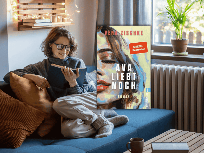 Frau liest Buch auf Sofa, eingeblendet wird das Cover von Ava liebt noch.