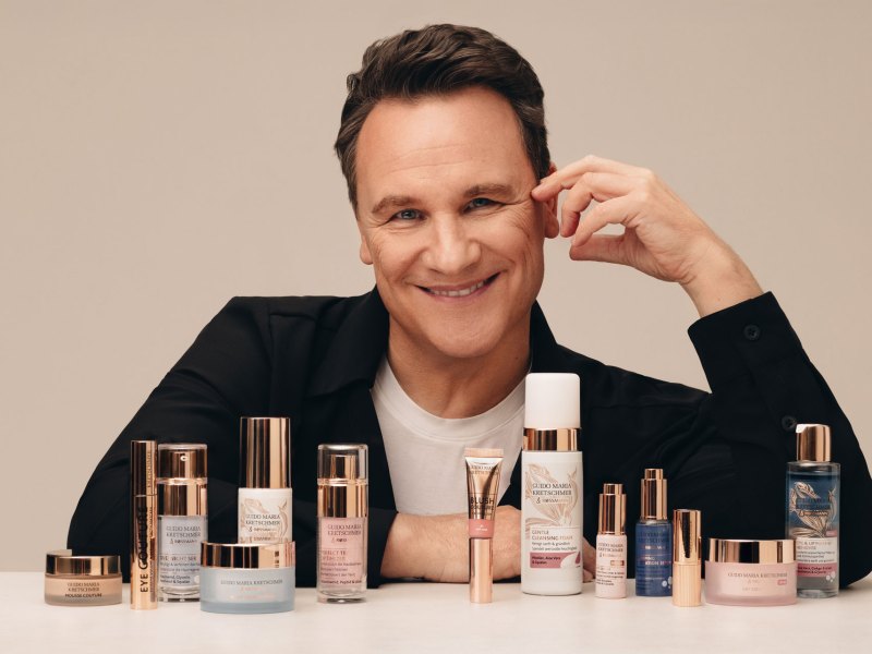 Der Designer Guido Maria Kretschmer vor seinen Beauty-Produkten.