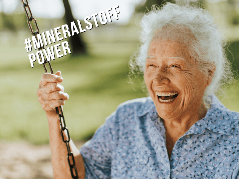 Seniorin lachend auf einer Schaukel zur Rolle von Magnesium für geistige Vitalität und Kognition im Alter
