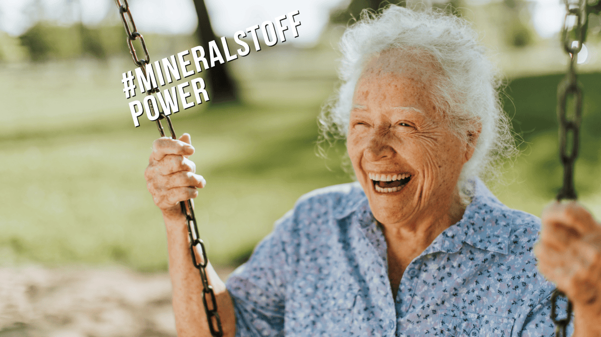 Seniorin lachend auf einer Schaukel zur Rolle von Magnesium für geistige Vitalität und Kognition im Alter