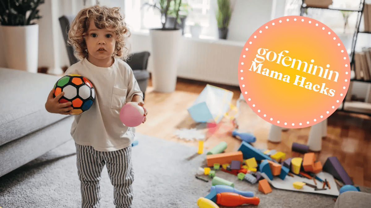 Kleiner Junge steht in chaotischem Wohnzimmer