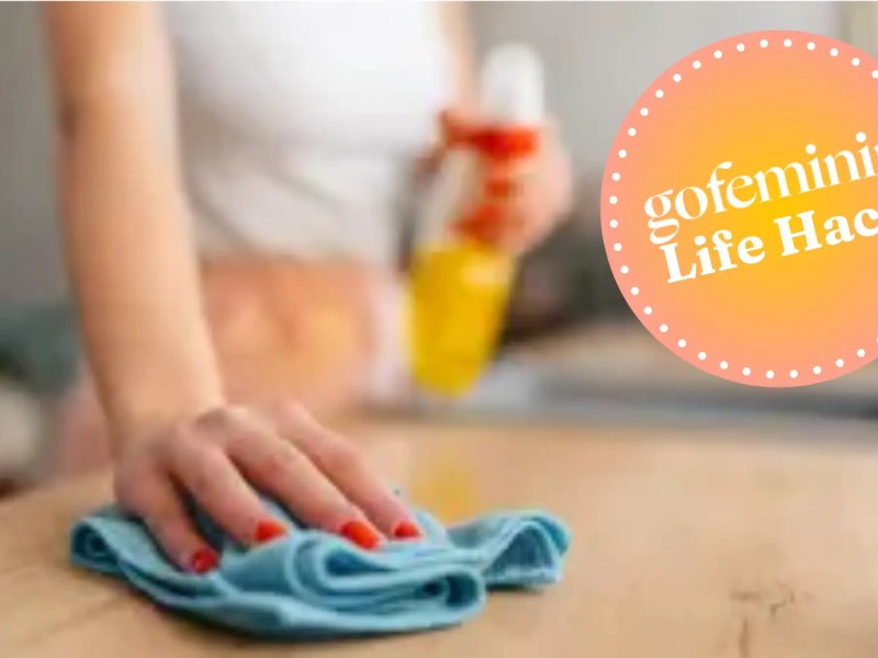 Nahaufnahme einer weiblichen Hand, die mit einem appen Staub putzt und das gofeminin Logo