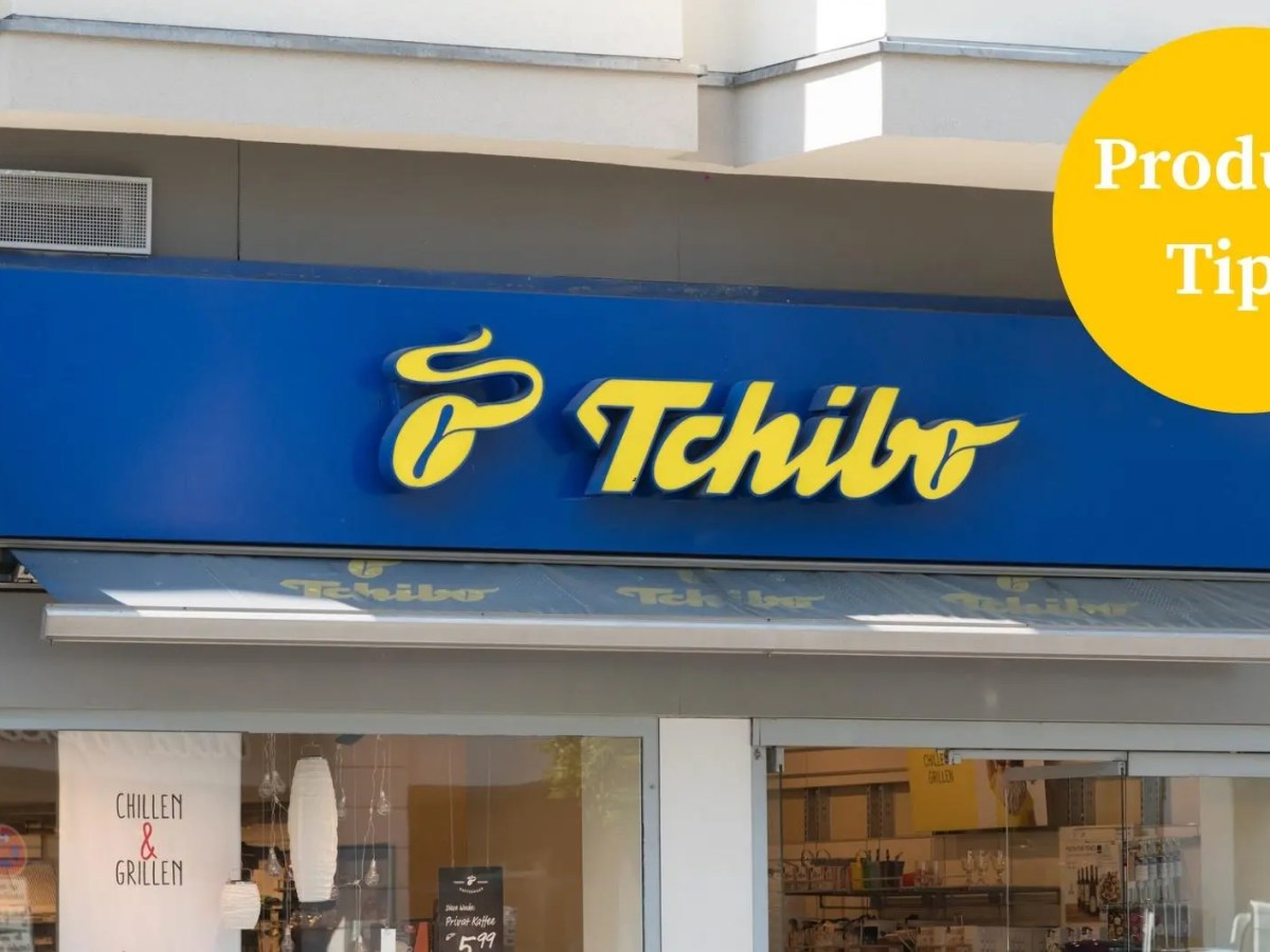 Bild von dem Logo &uuml;ber einem Tchibo-Store. Oben rechts befindet sich ein gelber Kreis mit der Schrift "Produkt-Bild".
