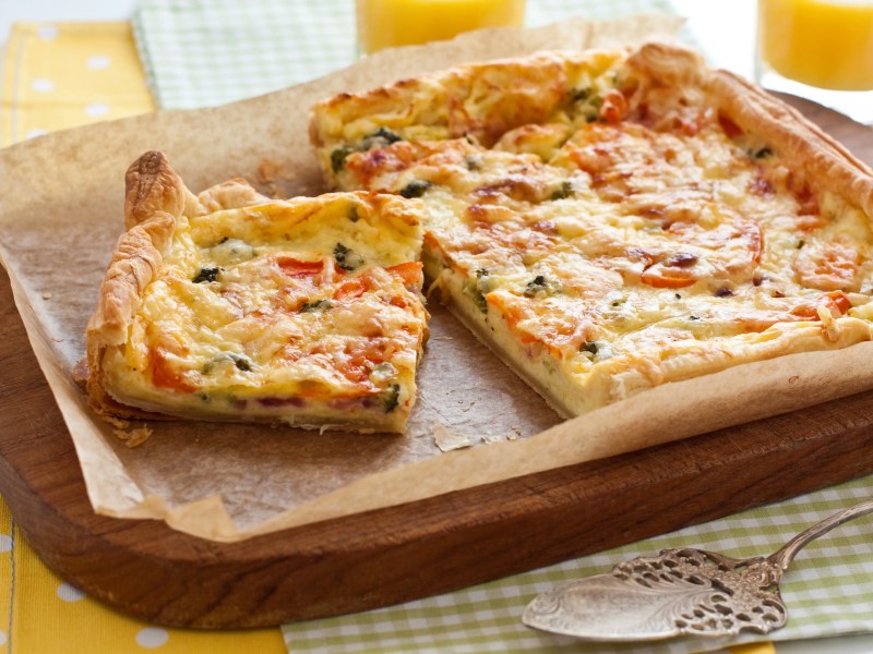 Backpapier mit einem Gem&uuml;seflammkuchen drauf