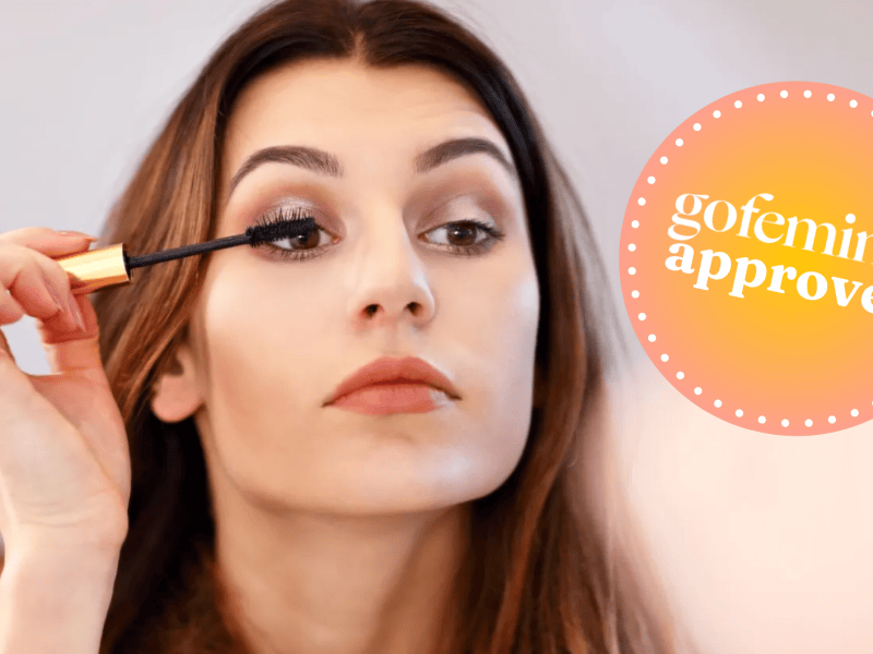 Frau mit Mascara und gofeminin Logo