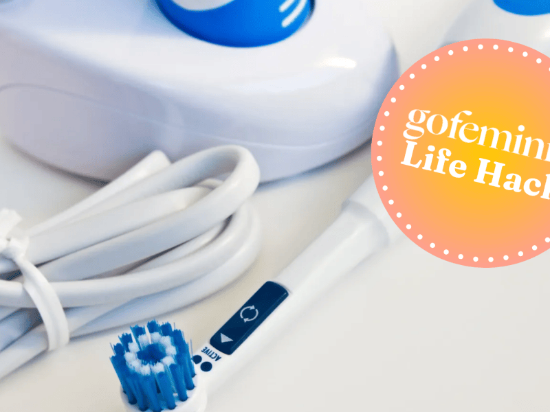 Elektrische Zahnb&uuml;rste mit Ladestation darauf gofeminin Logo