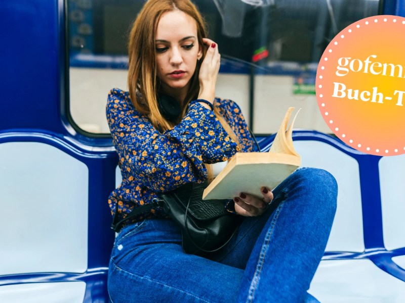 Frau liest in der U-Bahn ein Buch