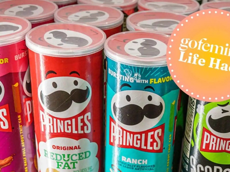 Pringles Packungen nebeneinander im Regal.