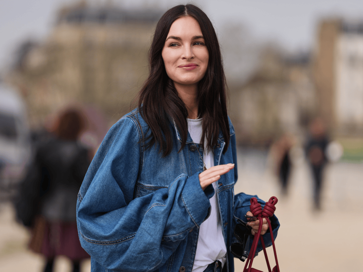 Br&uuml;nette Frau tr&auml;gt Jeansjacke
