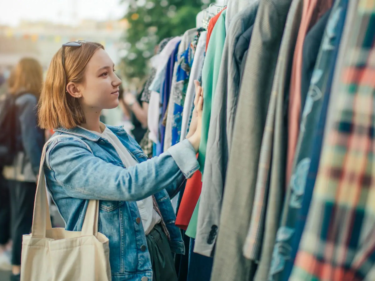 Teenagerin beim Secondhand-Shopping.