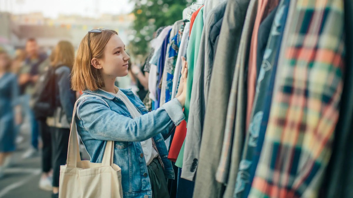 Teenagerin beim Secondhand-Shopping.