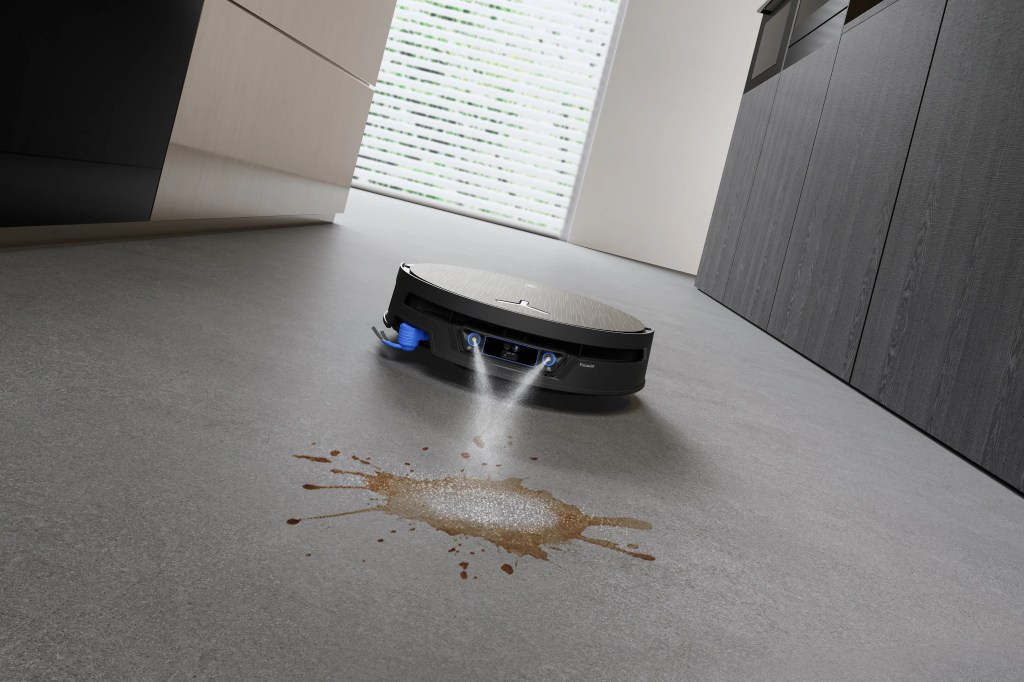 ECOVACS DEEBOT X12S OmniCyclone beim Saugen.