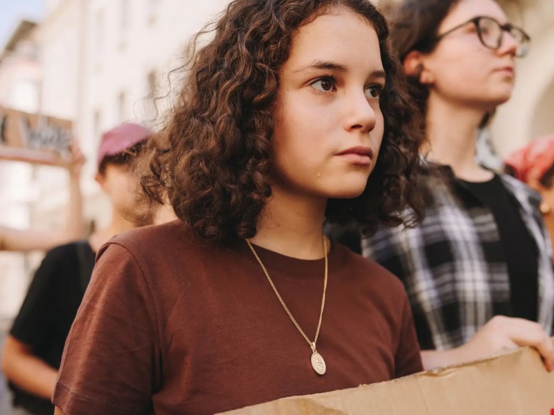 Teenager bei einer Demonstration.