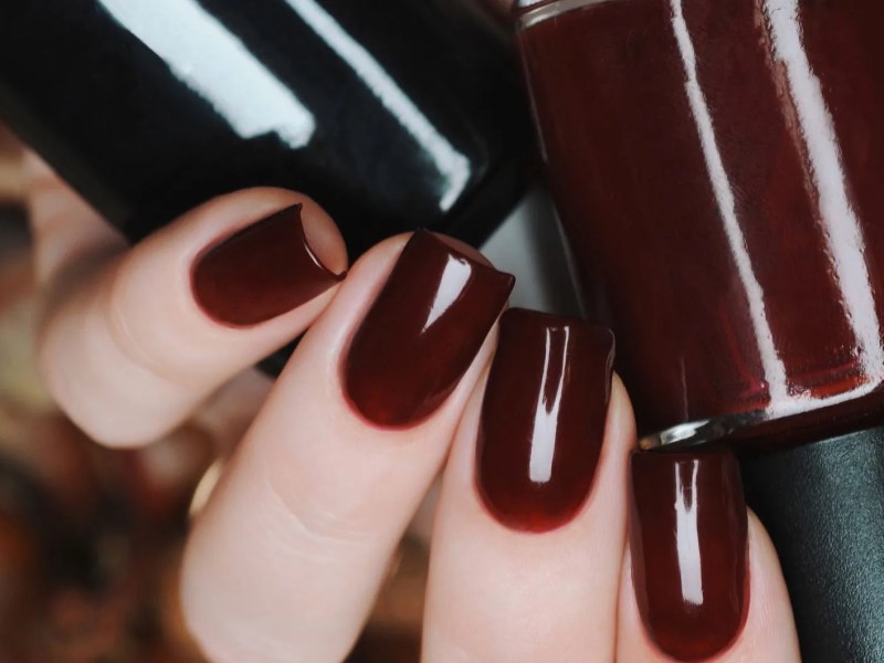 N&auml;gel in Nahaufnahme mit dunkelroter Farbe.