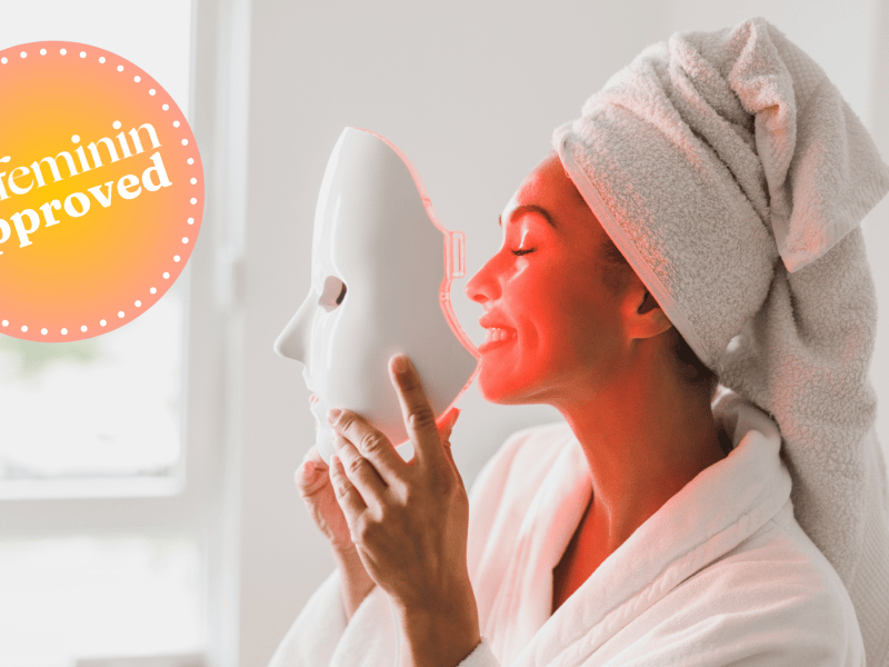 Frau mit Handtuch Turban und LED Maske